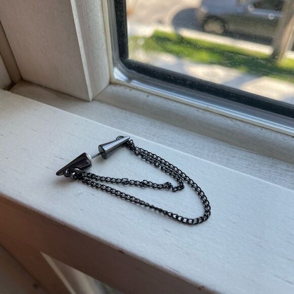 One black colored chain earring - Picture 4 of 4